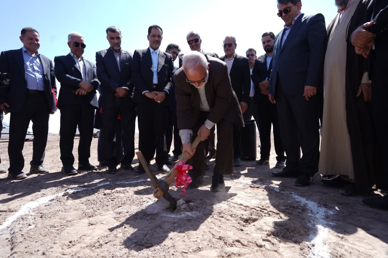 نیروگاه خورشیدی سه مگاواتی در شهرستان انار کلنگ‌زنی شد