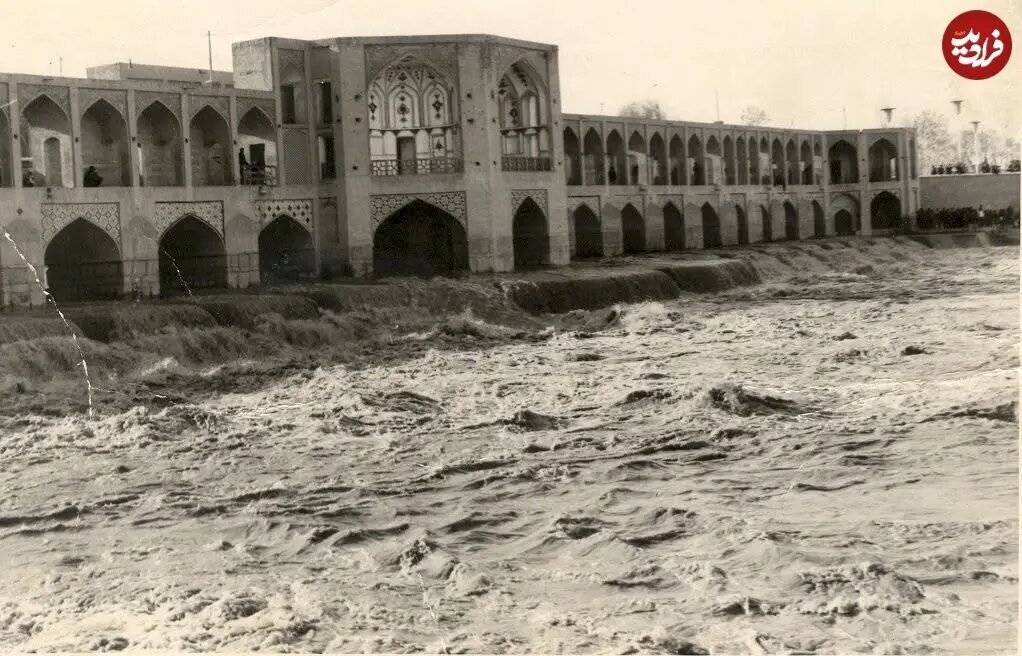 سیل در حال عبور از زیر پل خواجو سال ۳۹