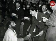 ویگن در حال دست دادن با شعبان جعفری در دهه ۴۰ / عکس