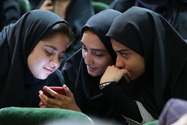 نوجوان امروز چه چیزی را در فضای مجازی پیدا می‌کند که در خانه نمی‌یابد؟