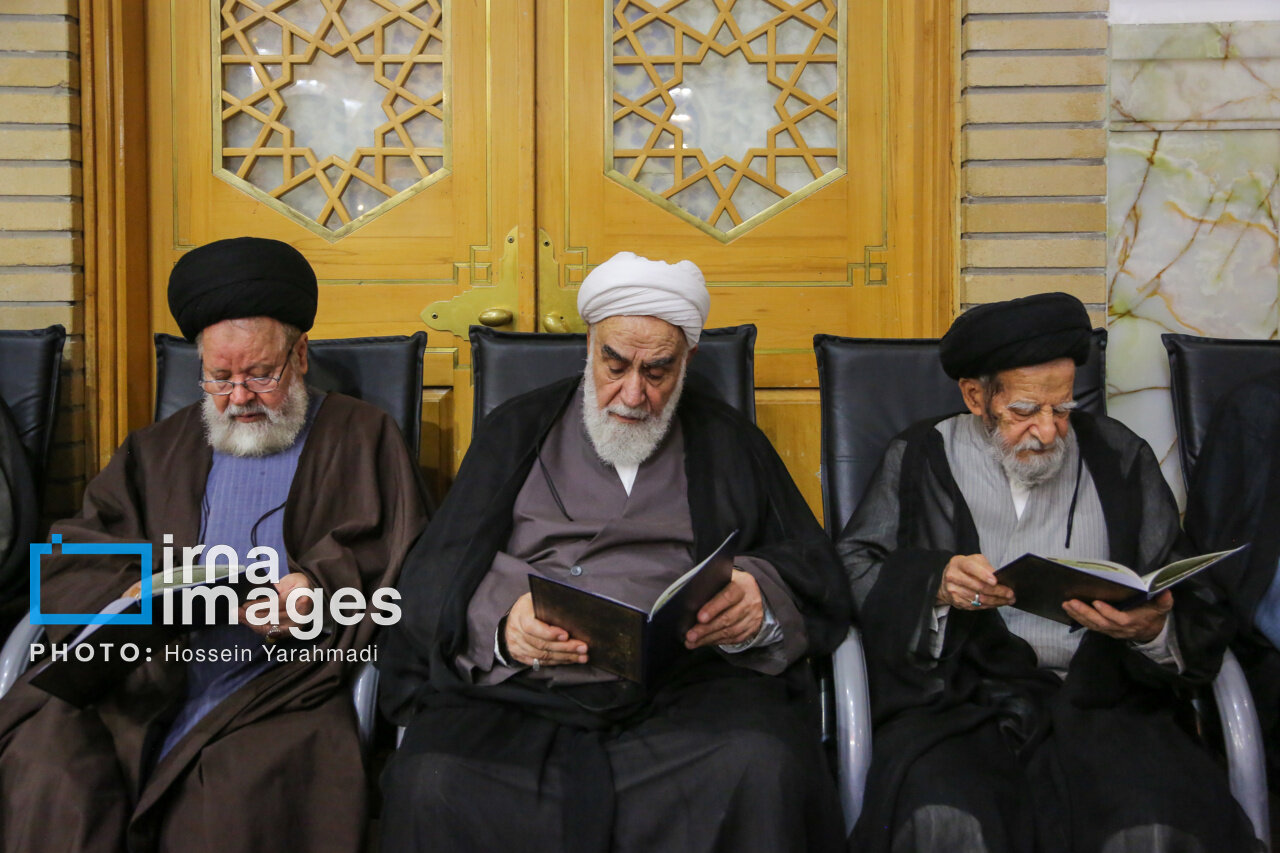 حضور فرزند رهبر شهید انقلاب در یک مراسم ختم/ نماینده آیت الله سیستانی هم بود+ تصاویر