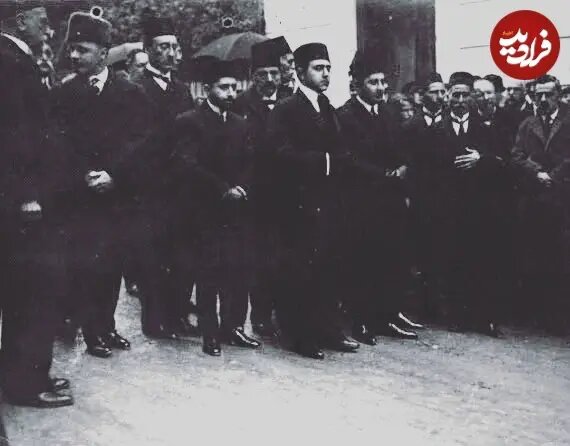 احمدشاه و برادرانش در مراسم تشییعجنازه محمدعلیشاه در ایتالیا / عکس