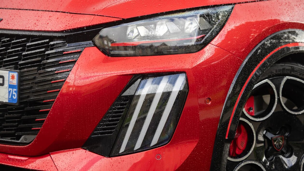 پشت فرمان نواده ۲۰۶ و ۲۰۷ / بررسی پژو E-۲۰۸ GTi با موتور برقی
