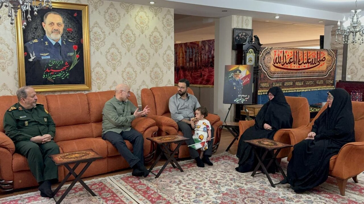 دیدار قالیباف با خانواده شهیدان نصیرزاده و خادمی/ کارآمدی شهید خادمی در عرصه‌های حفاظت و اطلاعات کم‌نظیر بود + تصویر