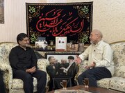 تصاویر حضور قالیباف در منزل رئیس شهید سازمان بسیج مستضعفین؛ از عکس دسته جمعی شهید سلیمانی، شهید سلامی و رهبر شهید تا گفت وگوی رئیس مجلس با خانواده