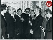 محمدرضا پهلوی در حال گفت‌وگو با کابینه شاپور بختیار؛ سال ۵۷ / عکس