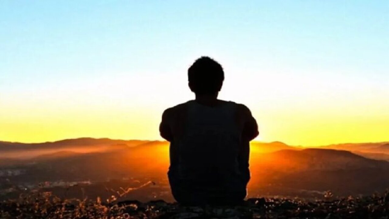 چرا غروب جمعه دلمان می‌گیرد؟ راز احساسی که مغز، بدن و حتی «انتظار» در آن نقش دارند