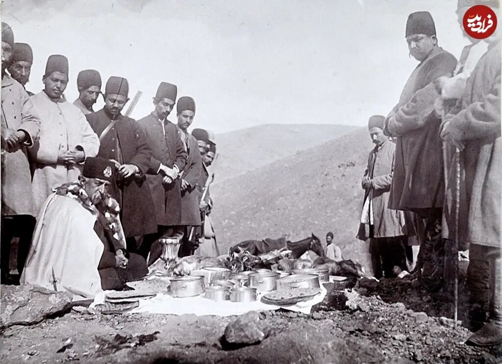 مظفرالدین‌شاه بالای کوه سر سفره ناهار / عکس