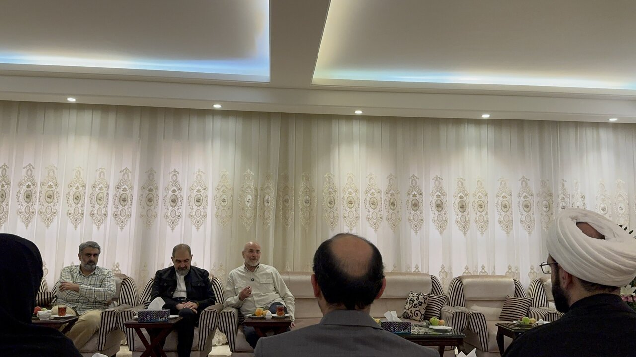 تصاویر حضور قالیباف در منزل شهید لاریجانی/ گفتوگوی رئیس مجلس با فریده مطهری و دختر علی لاریجانی/ محمدرضا لاریجانی هم بود