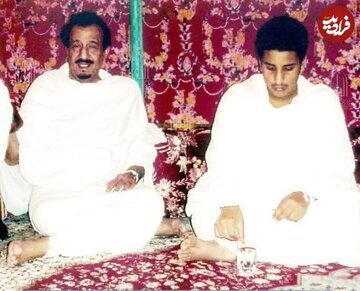 محمد بن سلمان در کنار پدرش و در حاشیه مراسم حج؛ دهه ۷۰