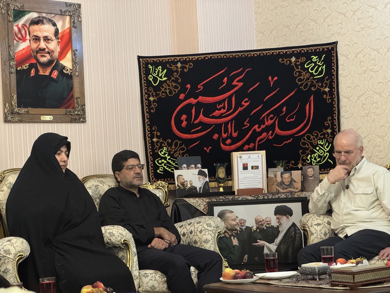 تصاویر حضور قالیباف در منزل رئیس شهید سازمان بسیج مستضعفین؛ از عکس دسته جمعی شهید سلیمانی، شهید سلامی و رهبر شهید تا گفت وگوی رئیس مجلس با خانواده