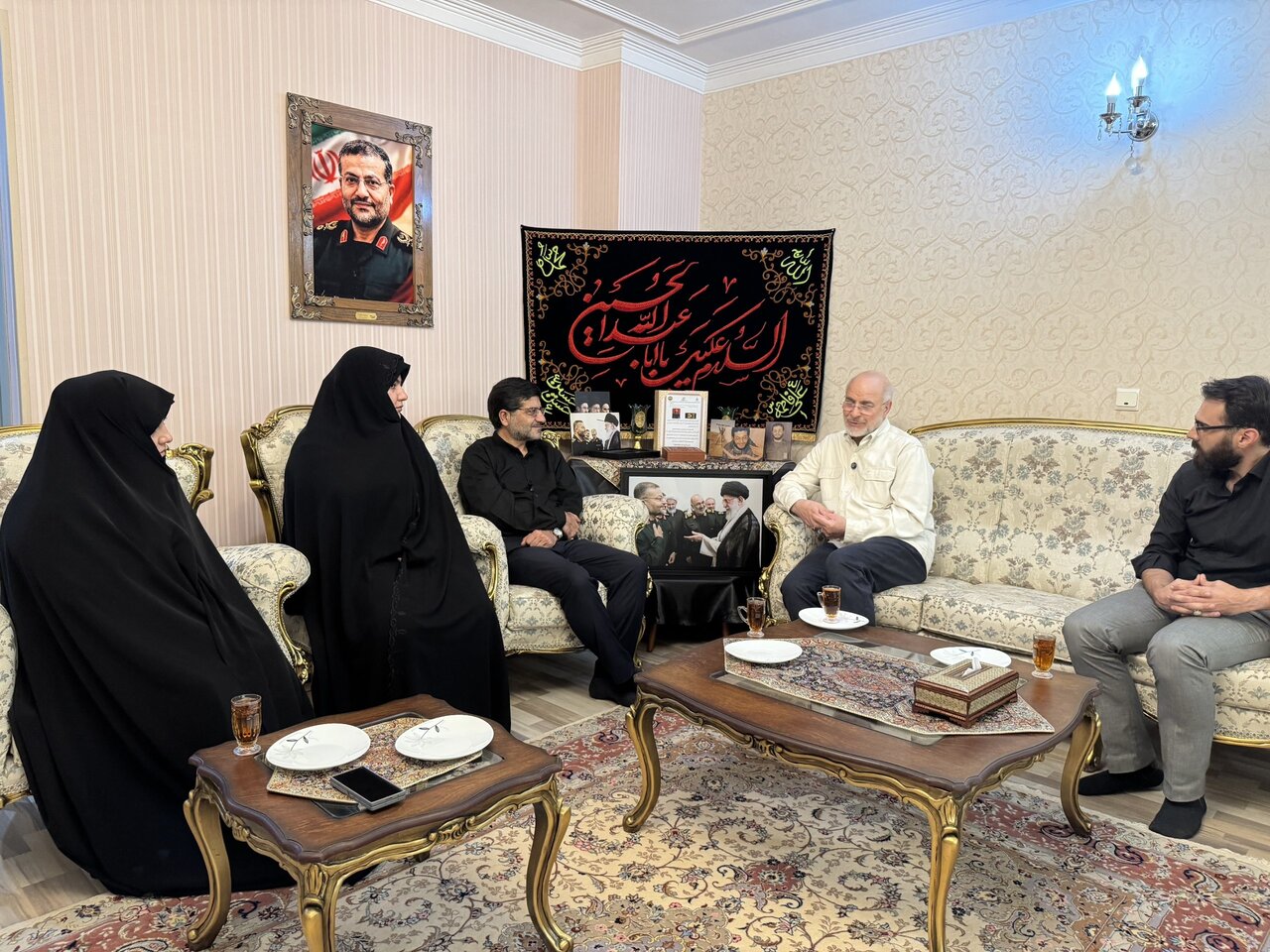 تصاویر حضور قالیباف در منزل رئیس شهید سازمان بسیج مستضعفین؛ از عکس دسته جمعی شهید سلیمانی، شهید سلامی و رهبر شهید تا گفت وگوی رئیس مجلس با خانواده