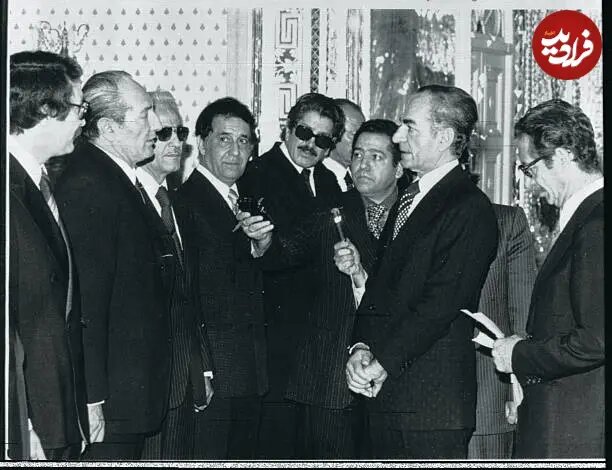 محمدرضا پهلوی در حال گفتوگو با کابینه شاپور بختیار؛ سال ۵۷ / عکس