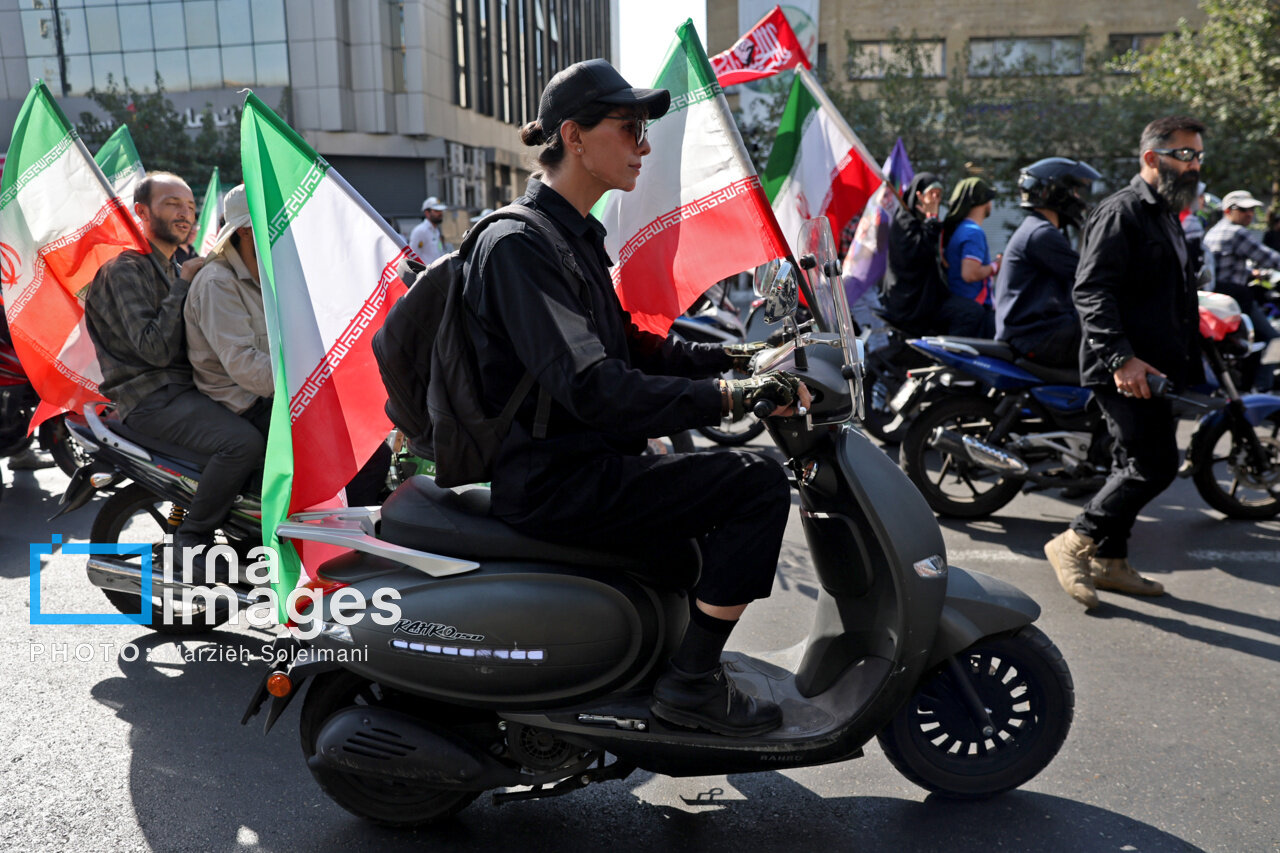 دختران موتورسوار در رزمایش جانفدا با حجاب و پوششهای متفاوت/ از موتورسواری با کلاه آفتابی تا بستن صورت به سبک انتفاضه فلسطین + تصاویر