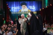 اهدای عبای رهبر شهید انقلاب به حاج صادق آهنگران توسط خسروپناه + تصاویر