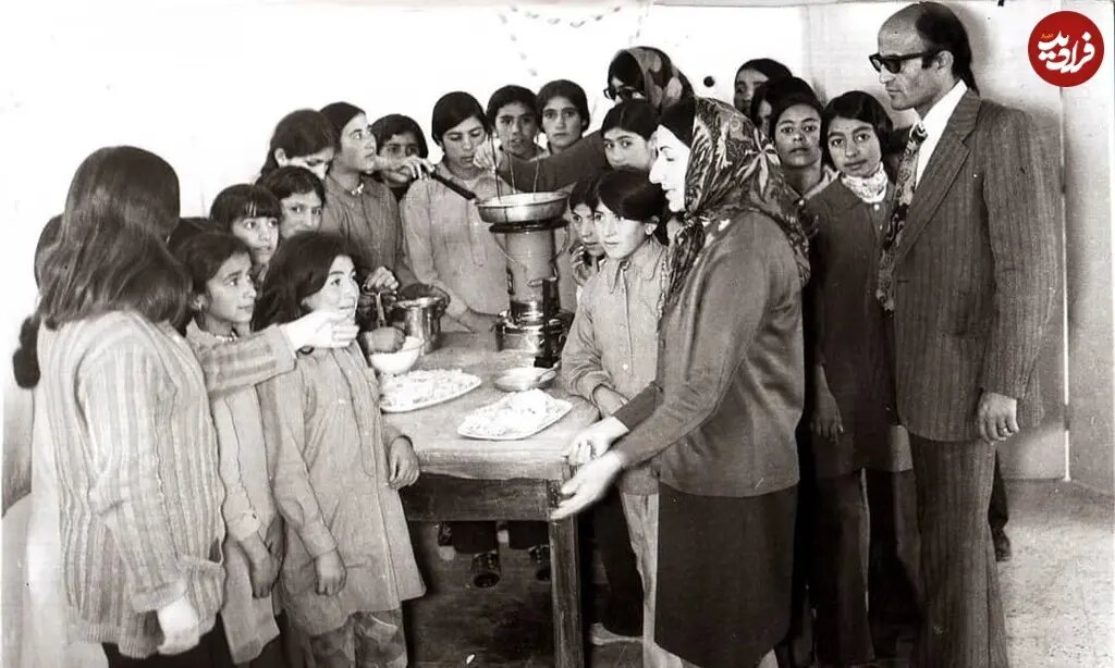 دختران دانشآموز در کلاس آشپزی؛ سال ۵۲ / عکس