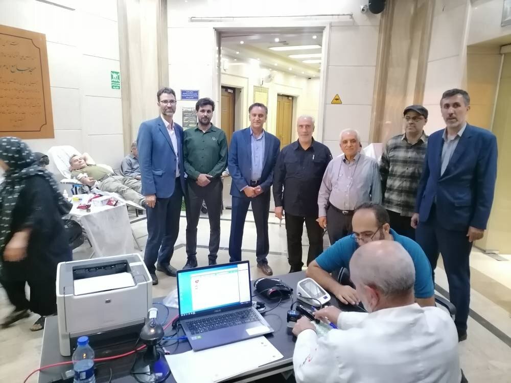 تجلیل از دکتر مصطفی مقدم، قهرمان مستند «خون طلایی آمنه»، در میدان فلسطین