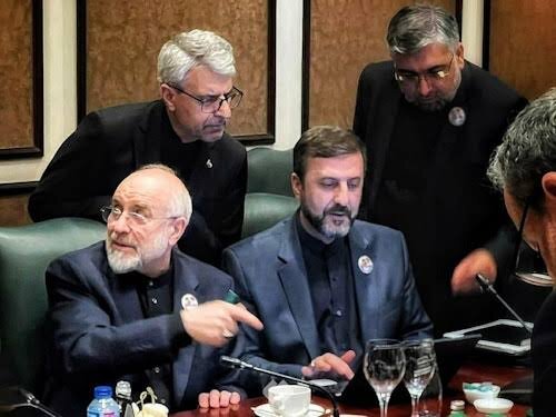 صداوسیما چرا مذاکره را در برابر میدان قرار می‌دهد؟ / ادعای عجیب درباره دریافت صد هزار پیامک در اعتراض به دیدار عراقچی و ویتکاف!