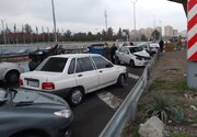 تصادف زنجیره‌ای ب‌ام‌و با کامیون و ۴ خودرو دیگر / اعزام مصدومان با بالگرد به بیمارستان/ یک زن باردار در میان مصدومان