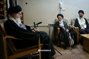 تصویری از دیدار رهبر شهید و آیت‌الله شبیری زنجانی در فروردین ۱۳۹۴/ حضور آیت‌الله سید مجتبی خامنه‌ای