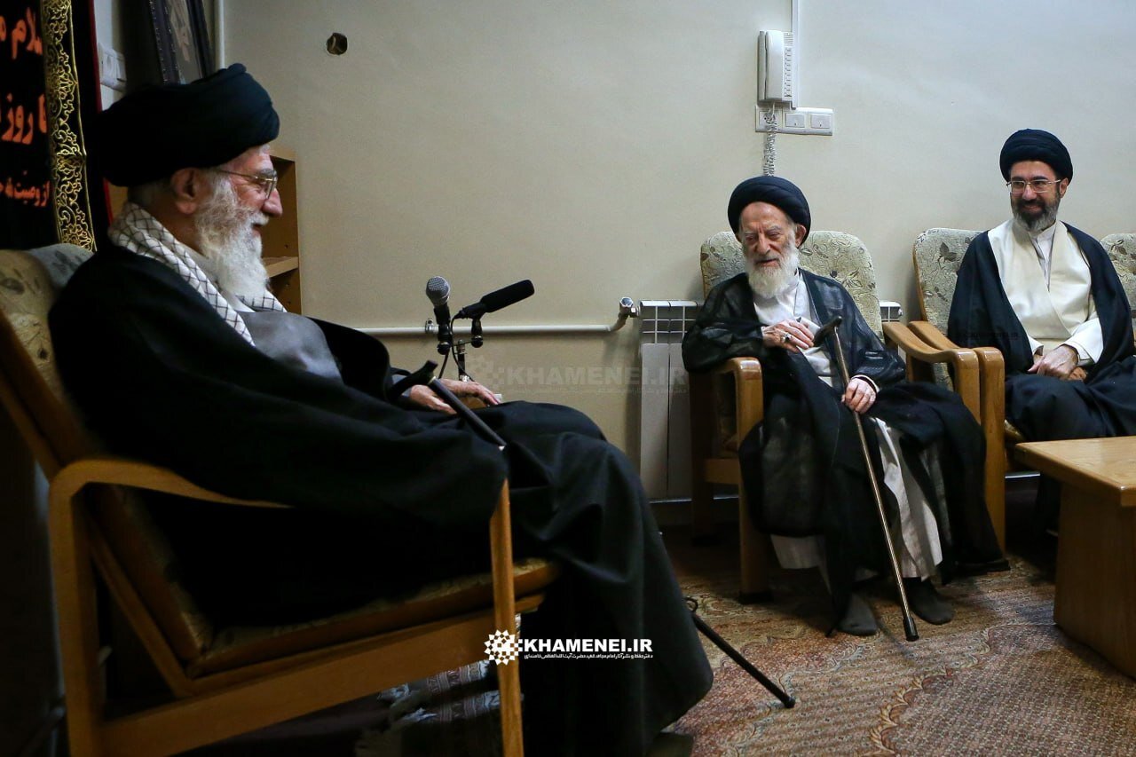 تصویری از دیدار رهبر شهید و آیت‌الله شبیری زنجانی در فروردین ۱۳۹۴/ حضور آیت‌الله سید مجتبی خامنه‌ای