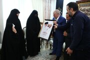دیدار سردار صفوی با خانواده شهید رشید/ از تابلوی اهدایی به خانواده تا مرور دستخط رهبر شهید در کتاب «گفتاری در باب صبر»/ دختر شهید سلامی هم بود + تصویر