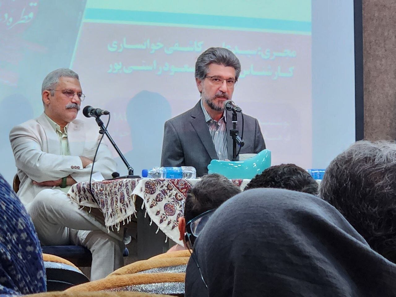 چه کسی این کتاب را نوشته است؟ پرسش بزرگ ادبیات در عصر هوش مصنوعی / دعوا بر سر مرز میان خلاقیت انسان و هوش مصنوعی