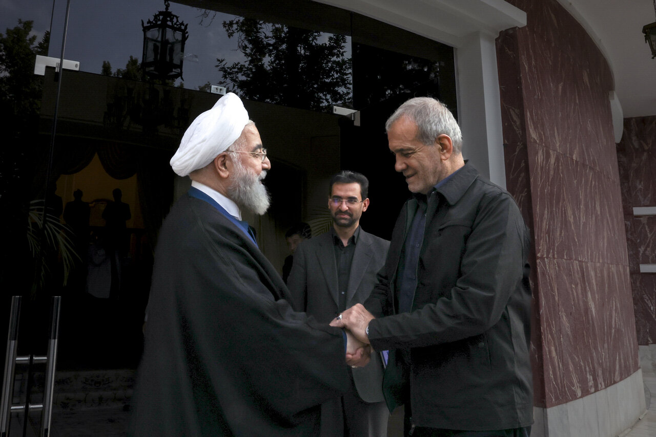 تندروها علیه دولت در چند جبهه؛ از تجمع مقابل خانه روحانی تا استیضاح عراقچی و هشتگ عزل پزشکیان!