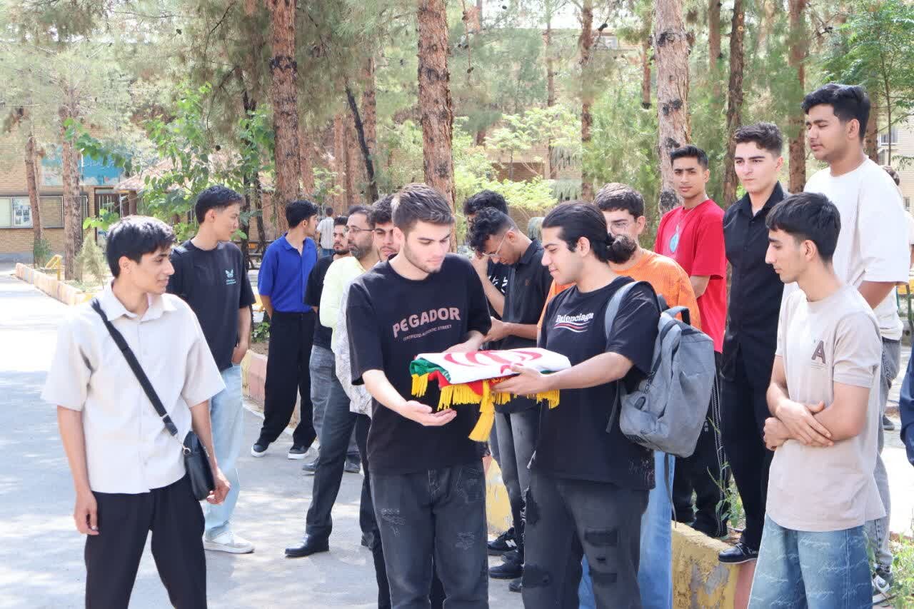 اهتزاز پرچم ایران و طنین سرود ملی در آغاز سال تحصیلی دانشگاه ملی مهارت استان سمنان