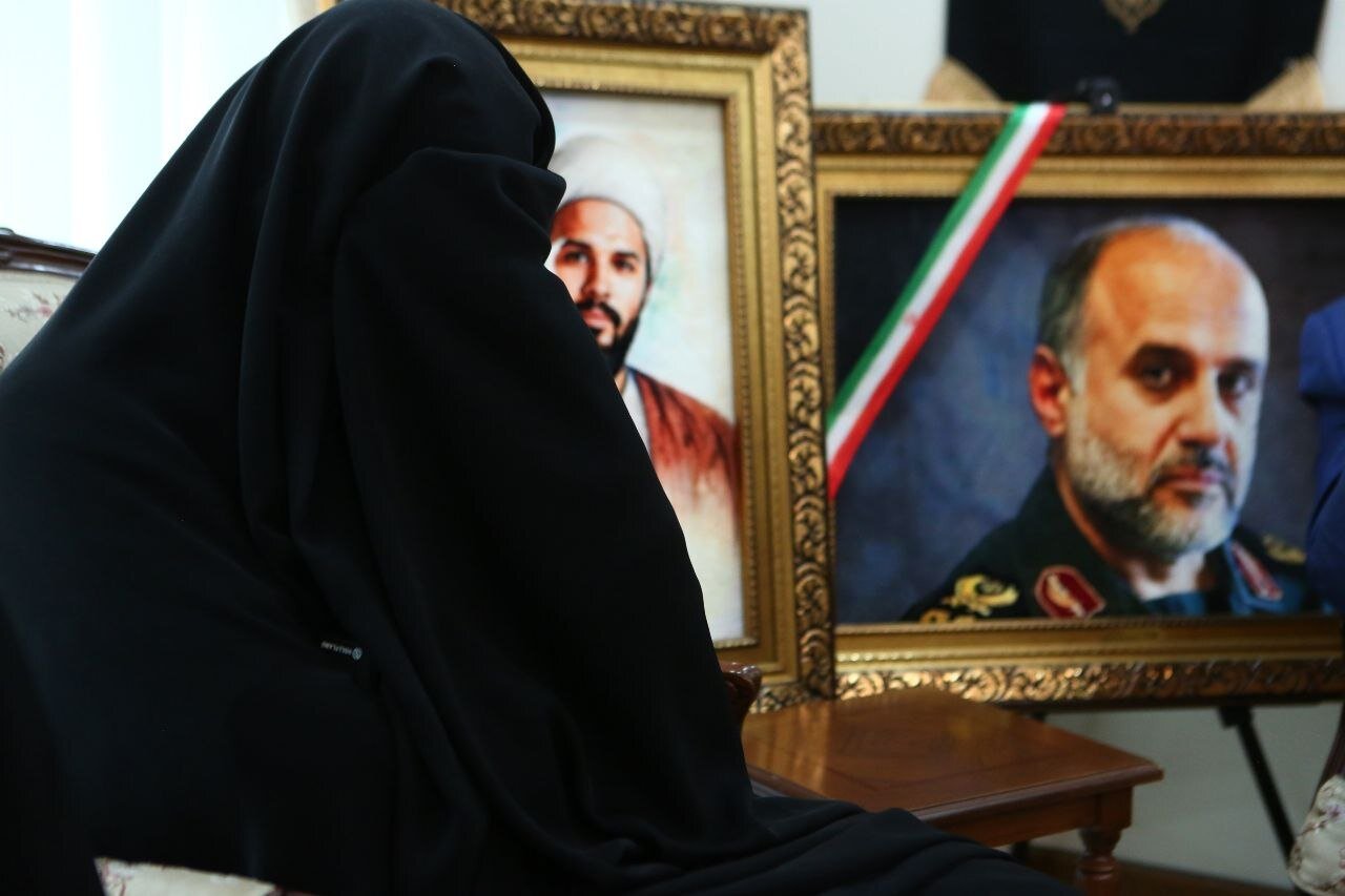دیدار سردار صفوی با خانواده شهید رشید/ از تابلوی اهدایی به خانواده تا مرور دستخط رهبر شهید در کتاب «گفتاری در باب صبر»/ دختر شهید سلامی هم بود + تصویر