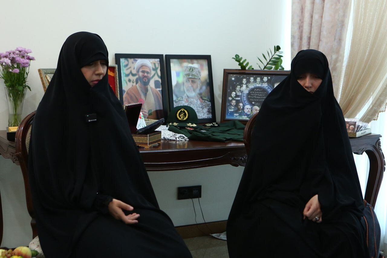 دیدار سردار صفوی با خانواده شهید رشید/ از تابلوی اهدایی به خانواده تا مرور دستخط رهبر شهید در کتاب «گفتاری در باب صبر»/ دختر شهید سلامی هم بود + تصویر