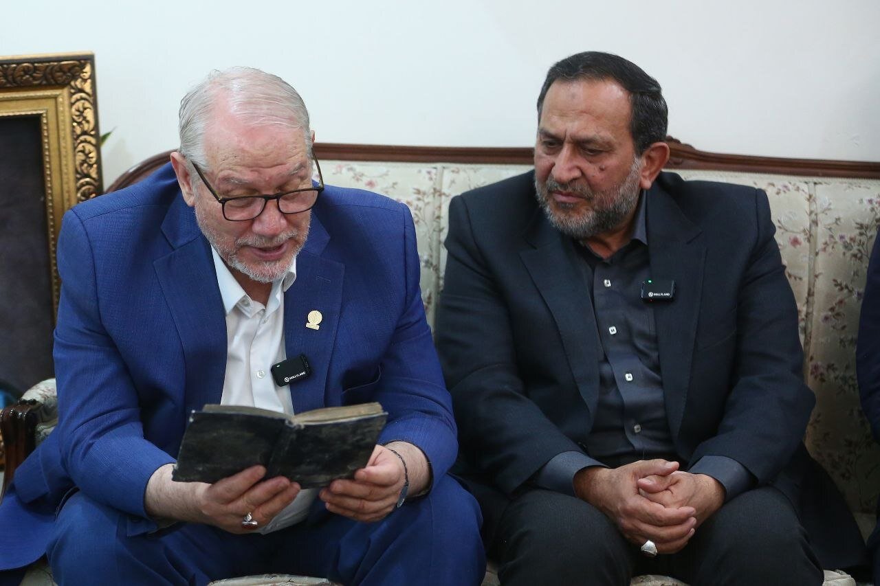 دیدار سردار صفوی با خانواده شهید رشید/ از تابلوی اهدایی به خانواده تا مرور دستخط رهبر شهید در کتاب «گفتاری در باب صبر»/ دختر شهید سلامی هم بود + تصویر
