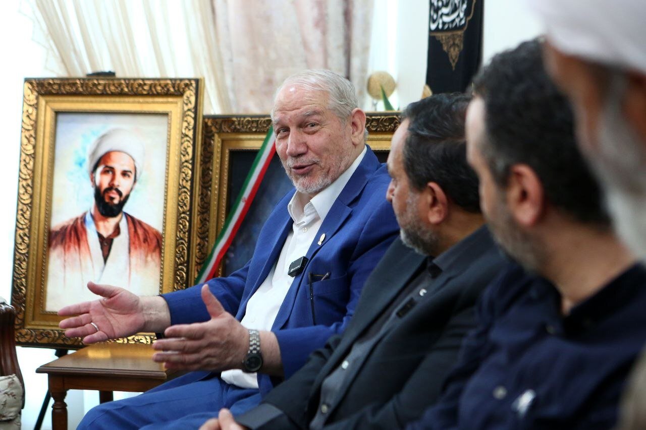 دیدار سردار صفوی با خانواده شهید رشید/ از تابلوی اهدایی به خانواده تا مرور دستخط رهبر شهید در کتاب «گفتاری در باب صبر»/ دختر شهید سلامی هم بود + تصویر