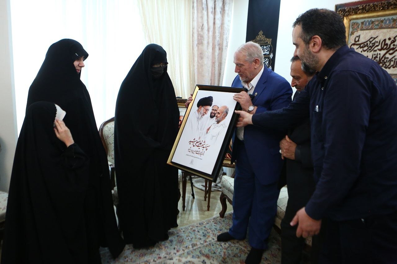 دیدار سردار صفوی با خانواده شهید رشید/ از تابلوی اهدایی به خانواده تا مرور دستخط رهبر شهید در کتاب «گفتاری در باب صبر»/ دختر شهید سلامی هم بود + تصویر