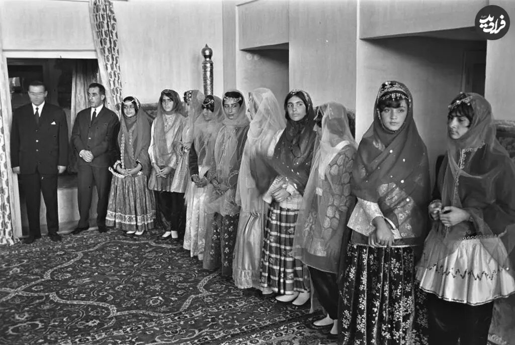 دختران ایرانی با لباس سنتی در مراسم استقبال از ملکه هلند؛ سال ۴۲ / عکس