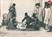 نمایی از پشت‌صحنه یک فیلم با بازی درباریان در دوران قاجار / عکس