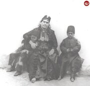 ملیجک در حال گریه و در کنار انیس‌الدوله / عکس