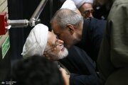 روبوسی پزشکیان و کروبی در مراسم ختم احمد ناطق نوری