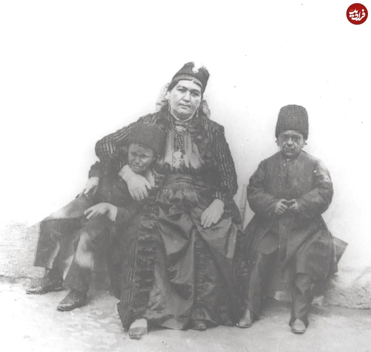 ملیجک در حال گریه و در کنار انیسالدوله / عکس
