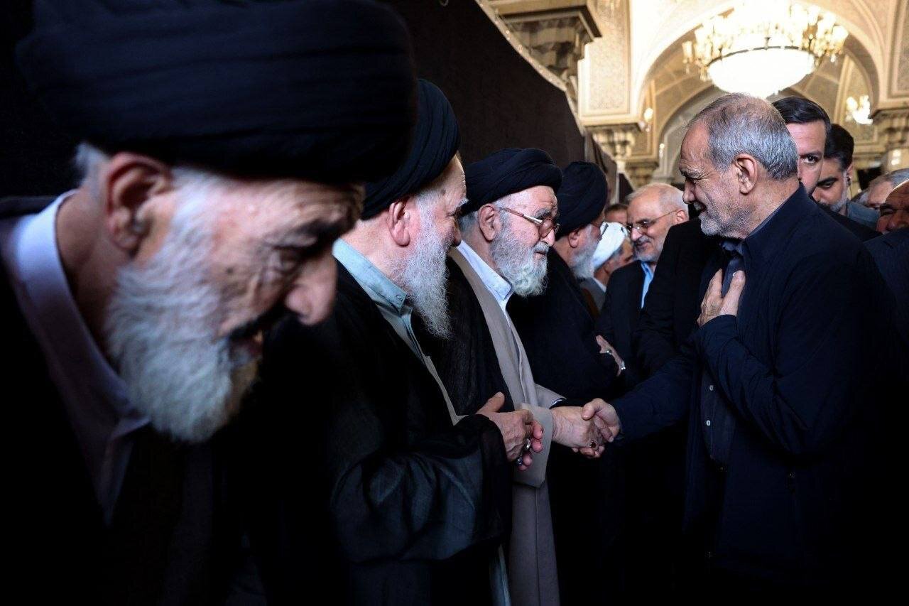 پزشکیان در مراسم بزرگداشت آیت الله شبیری زنجانی/ از احوالپرسی رئیس جمهور با نماینده سابق و همکار قدیمی تا اندوه رئیس دفتر رئیس دولت + تصاویر