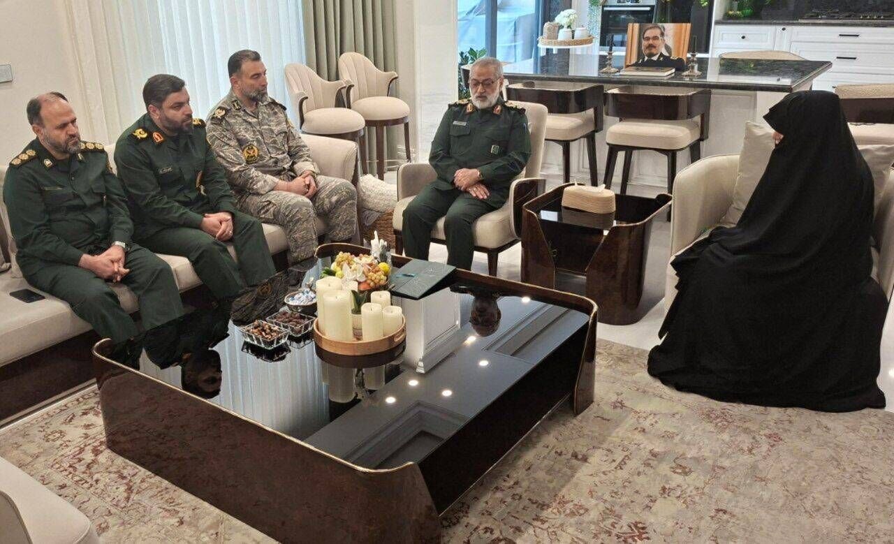 شهید شمخانی رویکرد راهبردی در ارتقای توان بازدارندگی ایجاد کرد/ دیدار سردار شکارچی با خانواده شمخانی + عکس