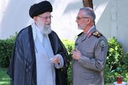 رهبر و رییس دفتر نظامی شهید در یک قاب تصویر/ انتشار برای نخستین بار