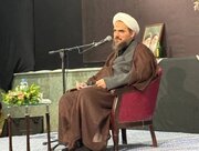 اقامه اذان برای نوزاد یکی از زائران توسط پدر شهید زهرا محمدی گلپایگانی+ فیلم