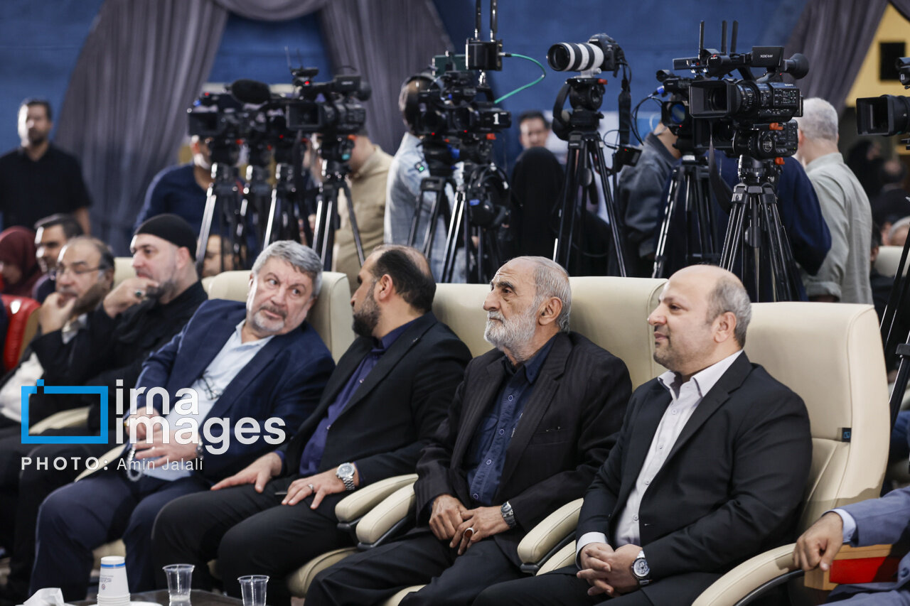 طائب و شریعتمداری و معاون پزشکیان در اختتامیه جشنواره رسانه‌ای «ابوذر»/ داماد حدادعادل و وحید جلیلی هم بودند/ سپاهیان کوچک در آغوش حسین طائب + تصاویر