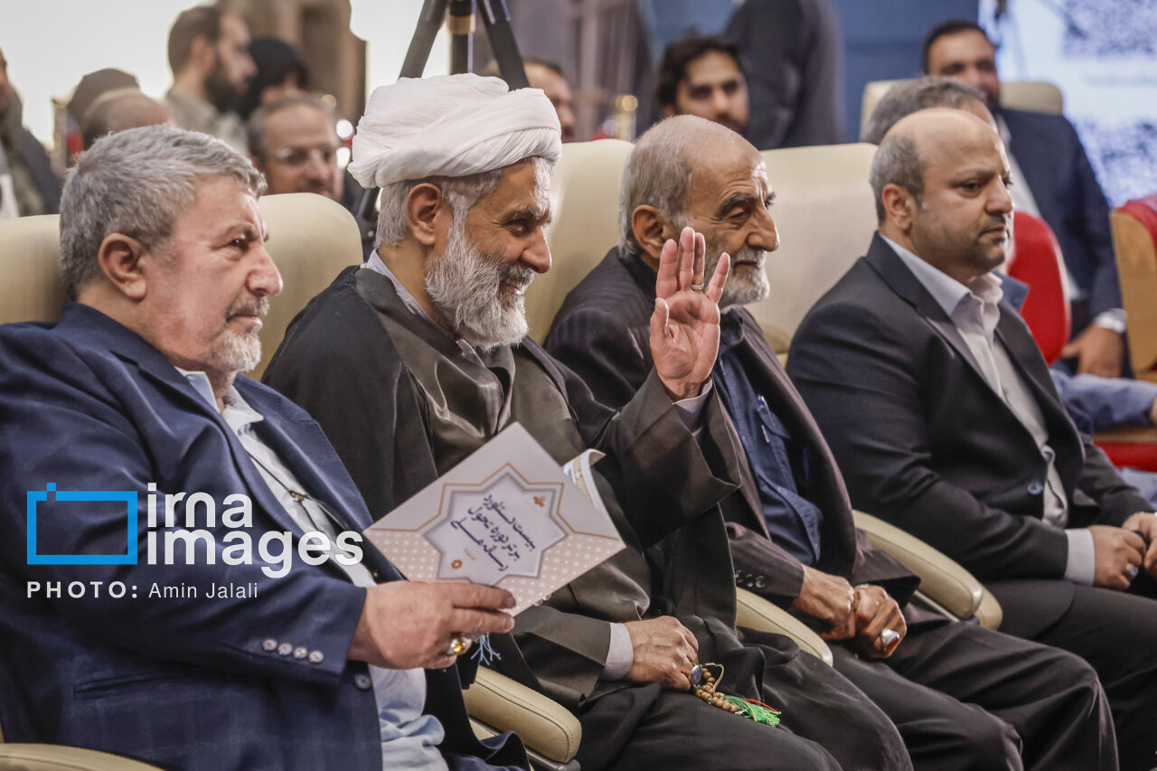 طائب و شریعتمداری و معاون پزشکیان در اختتامیه جشنواره رسانهای «ابوذر»/ داماد حدادعادل و وحید جلیلی هم بودند/ سپاهیان کوچک در آغوش حسین طائب + تصاویر