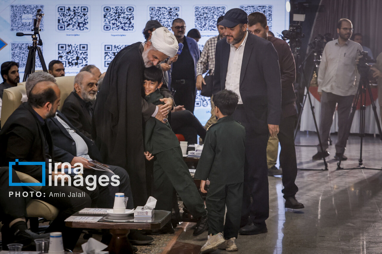طائب و شریعتمداری و معاون پزشکیان در اختتامیه جشنواره رسانهای «ابوذر»/ داماد حدادعادل و وحید جلیلی هم بودند/ سپاهیان کوچک در آغوش حسین طائب + تصاویر