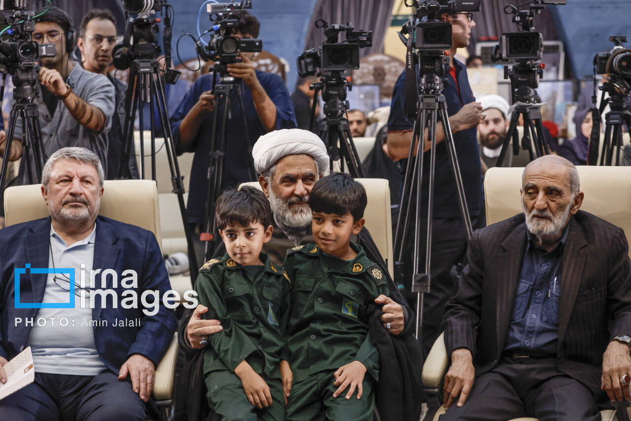 طائب و شریعتمداری و معاون پزشکیان در اختتامیه جشنواره رسانه‌ای «ابوذر»/ داماد حدادعادل و وحید جلیلی هم بودند/ سپاهیان کوچک در آغوش حسین طائب + تصاویر