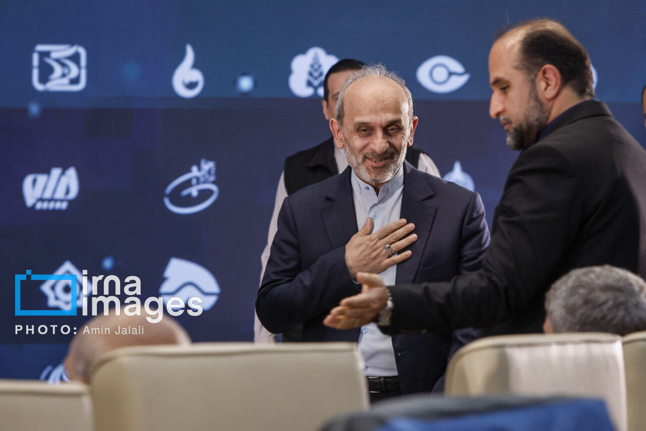 طائب و شریعتمداری و معاون پزشکیان در اختتامیه جشنواره رسانه‌ای «ابوذر»/ داماد حدادعادل و وحید جلیلی هم بودند/ سپاهیان کوچک در آغوش حسین طائب + تصاویر