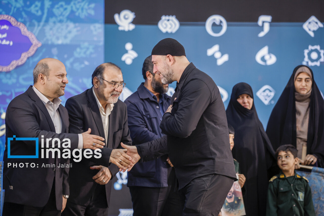 طائب و شریعتمداری و معاون پزشکیان در اختتامیه جشنواره رسانه‌ای «ابوذر»/ داماد حدادعادل و وحید جلیلی هم بودند/ سپاهیان کوچک در آغوش حسین طائب + تصاویر