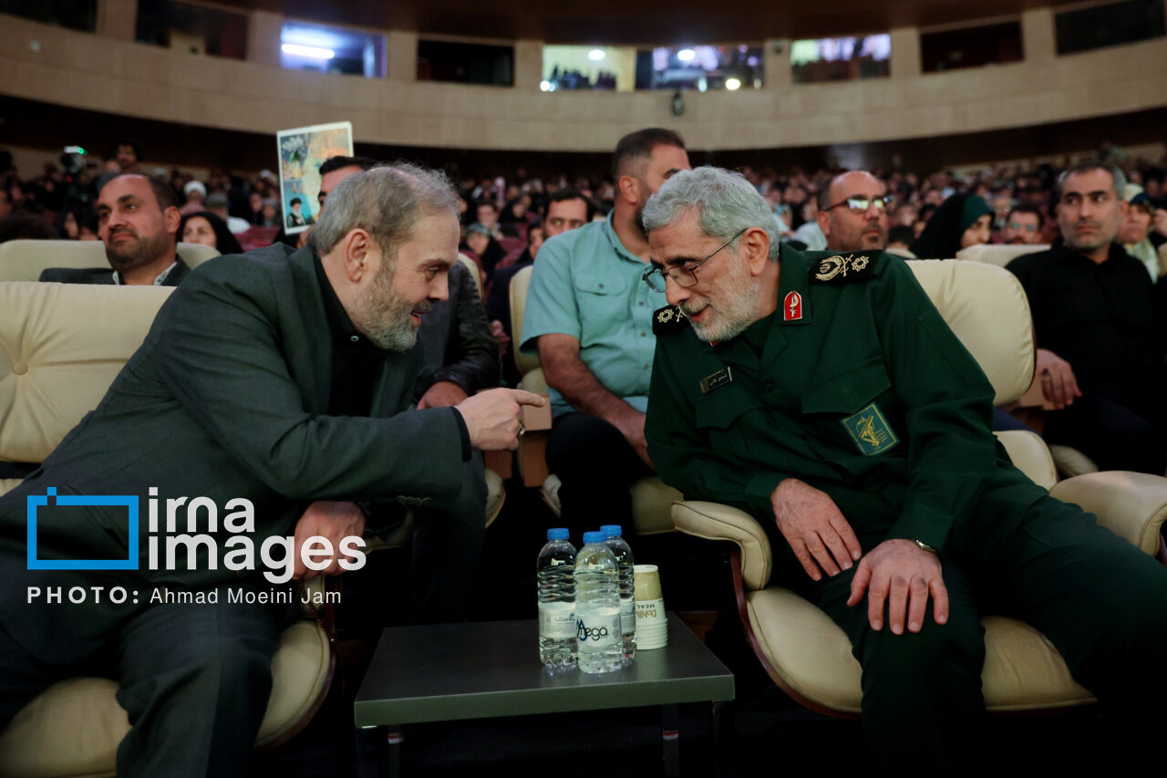 فرزندان سردار سلیمانی در مراسم گرامیداشت «نصر قریب»/ سردار قاآنی هم بود + تصاویر زینب سلیمانی با پس زمینه پوستر پدر شوهر شهید
